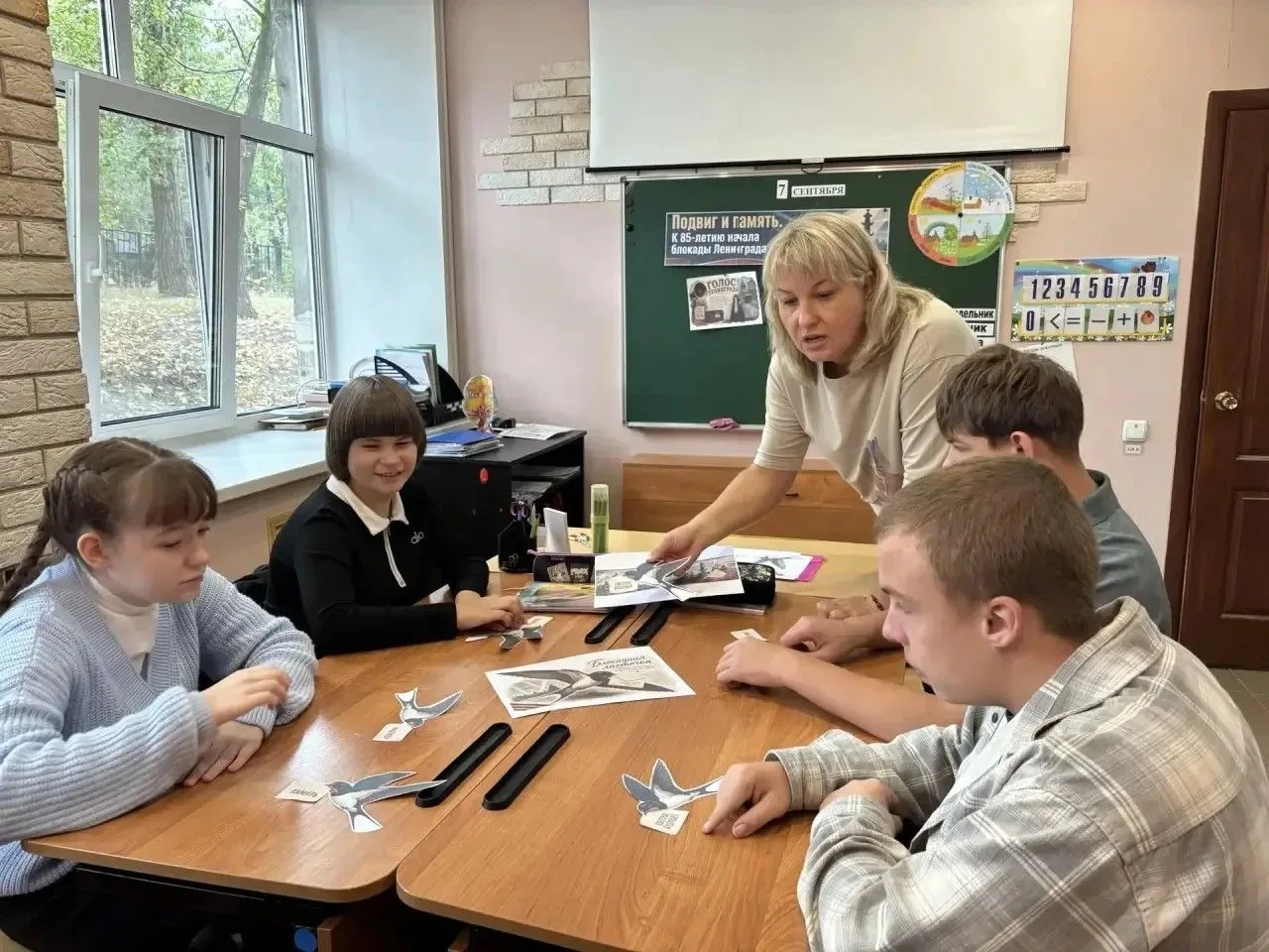 🗓️ Неделя в нашей школе традиционно начинается с поднятия флага! 🇷🇺