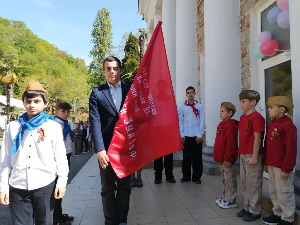Накануне Дня Победы в школе прошла серия торжественных мероприятий. Эстафету памяти открыли самые юн