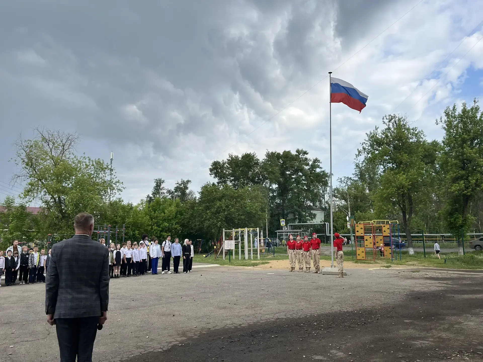 НАЧАЛО НОВОЙ УЧЕБНОЙ НЕДЕЛИ  Новая учебная неделя началась с традиционной линейки и поднятия Государ