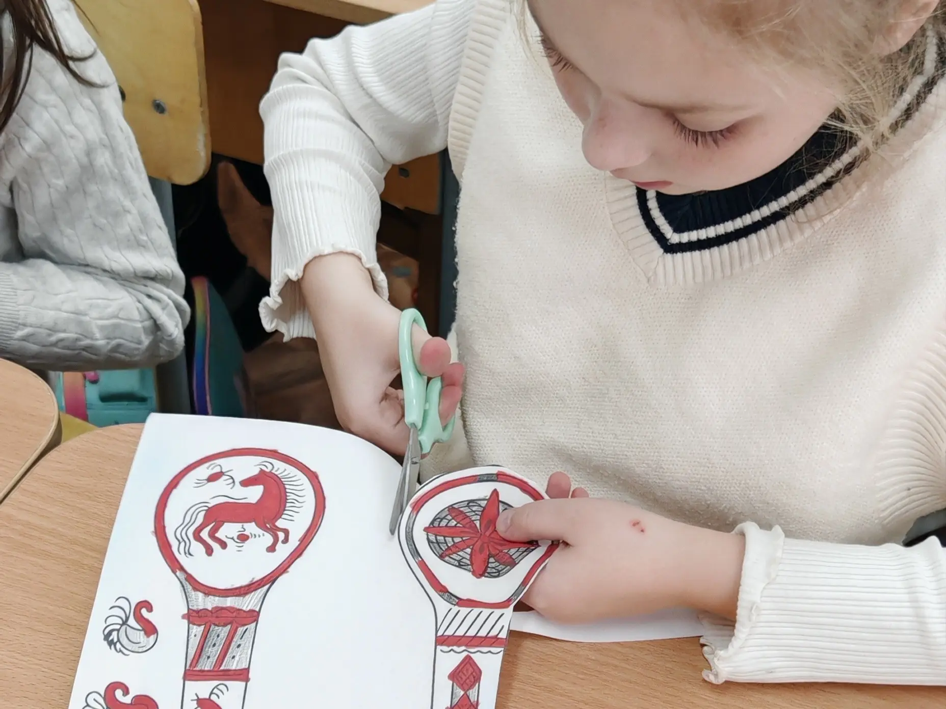 🎨 Мезенская роспись: ожившая традиция в нашей школе  ❤️ Ребята из группы продлённого дня продолжают 