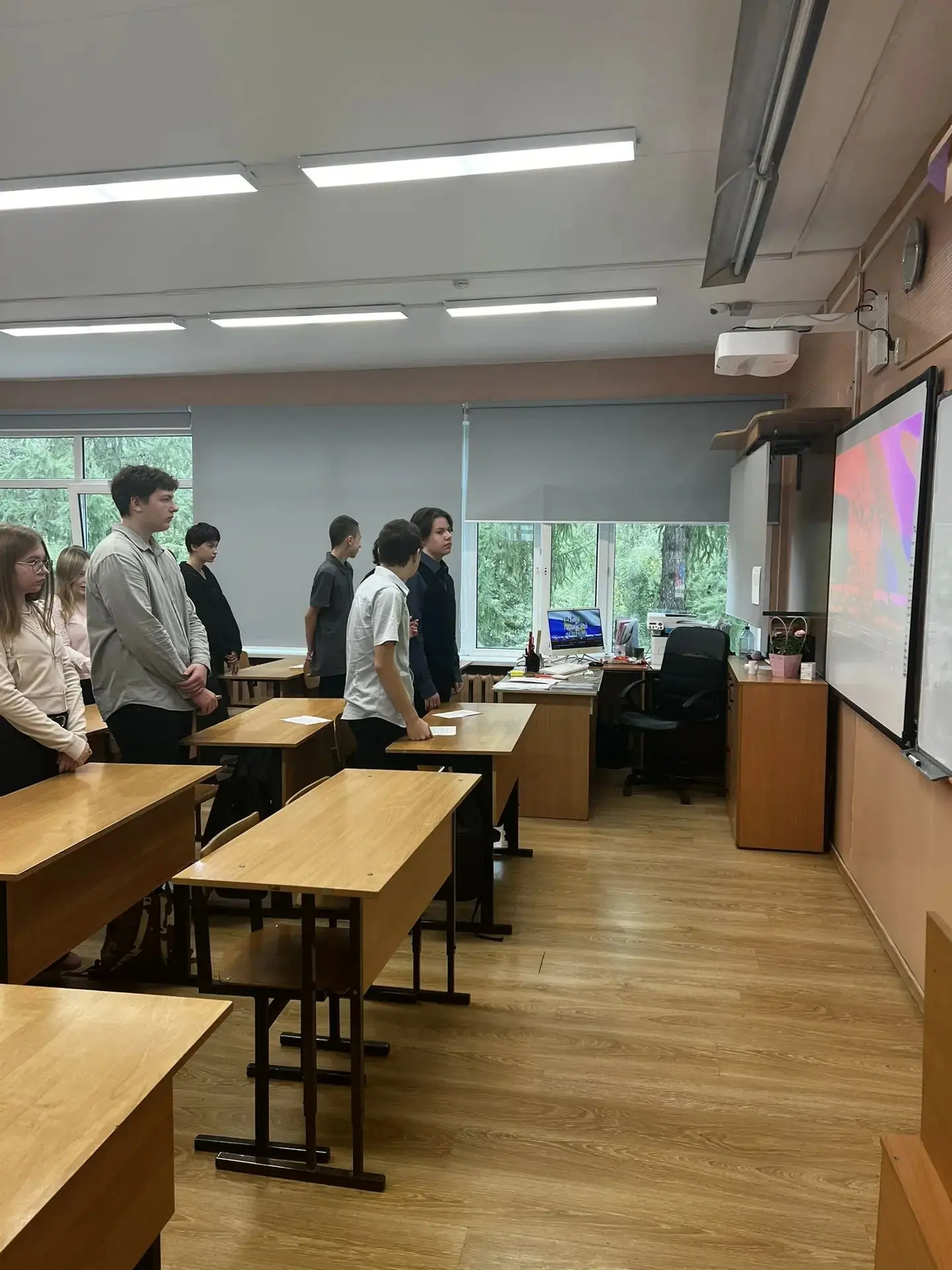 Понедельник 07.09.2026 года традиционно начался с исполнения гимна РФ и торжественного ...