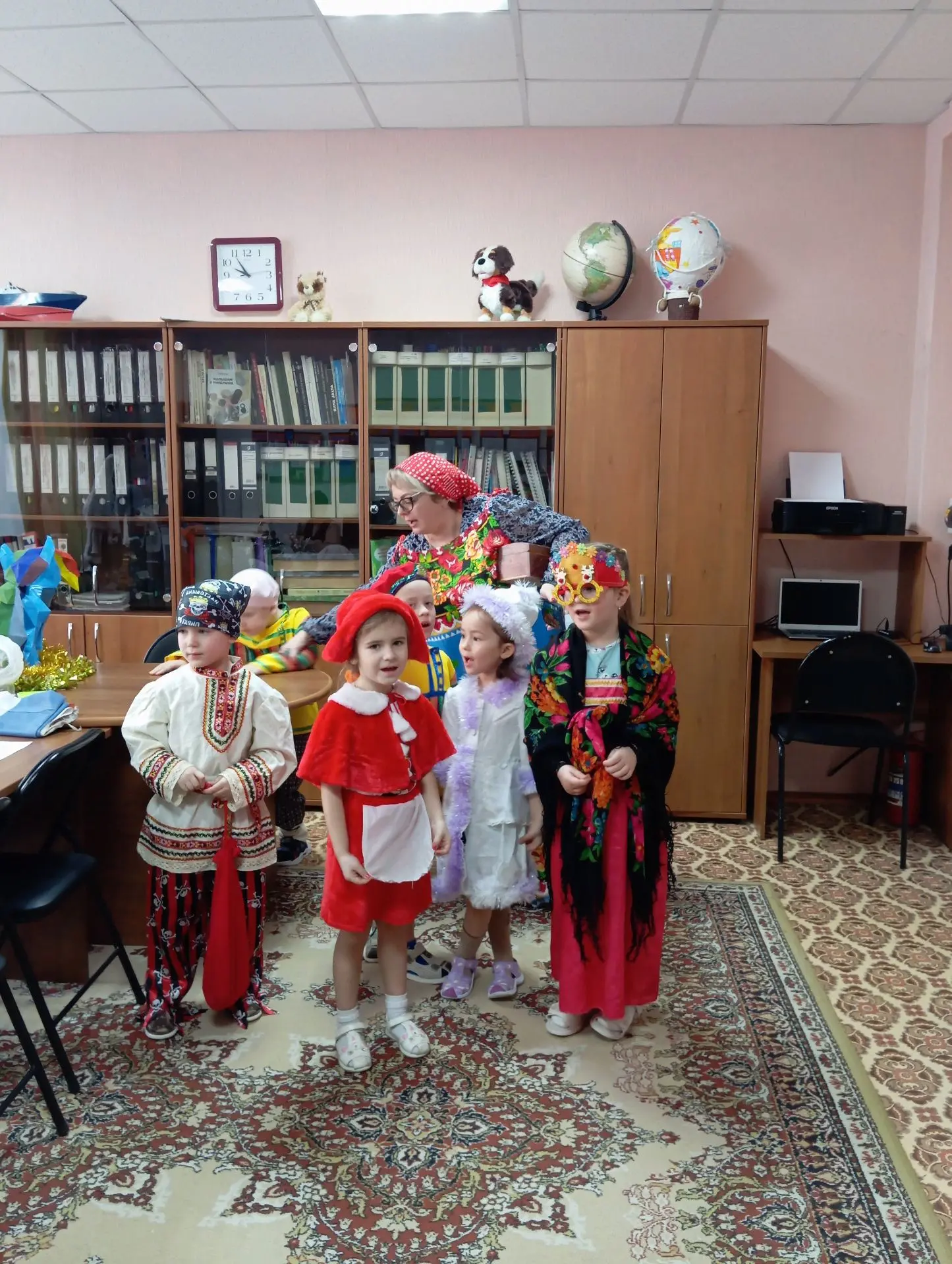 Время святок – самое веселое время зимы. В нашем детском саду дети подготовительных и с...