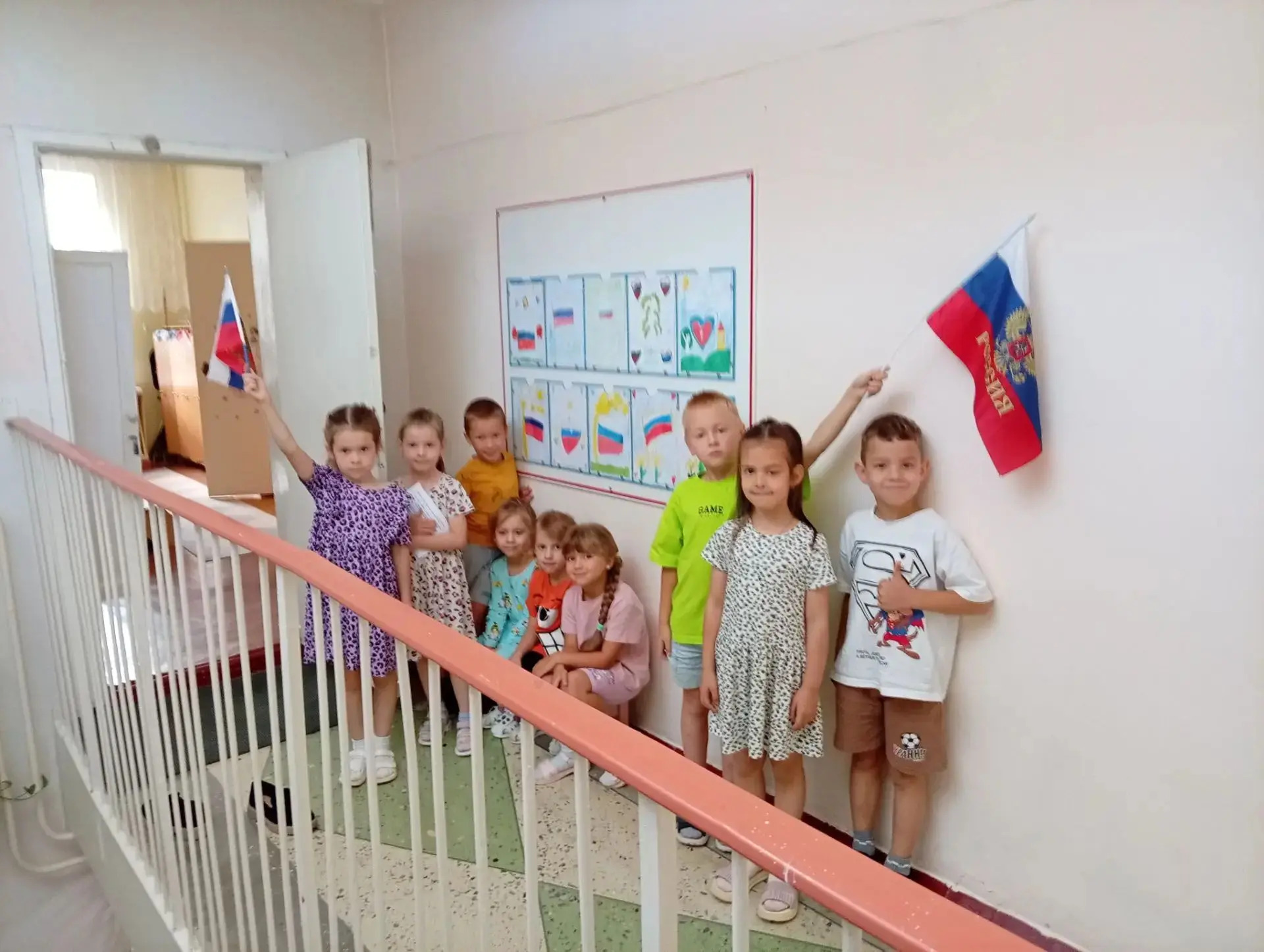 Группа 6 «Кувшинка» отмечает День Государственного флага России!