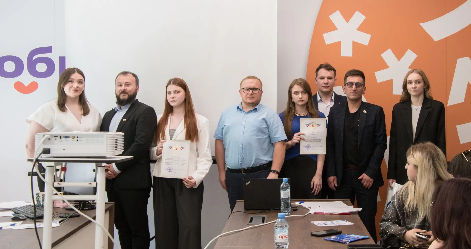 🧑‍💻 Площадка «Молодые в деле: создай рейтинг команды»  На площадке в Доброцентре две команды под рук