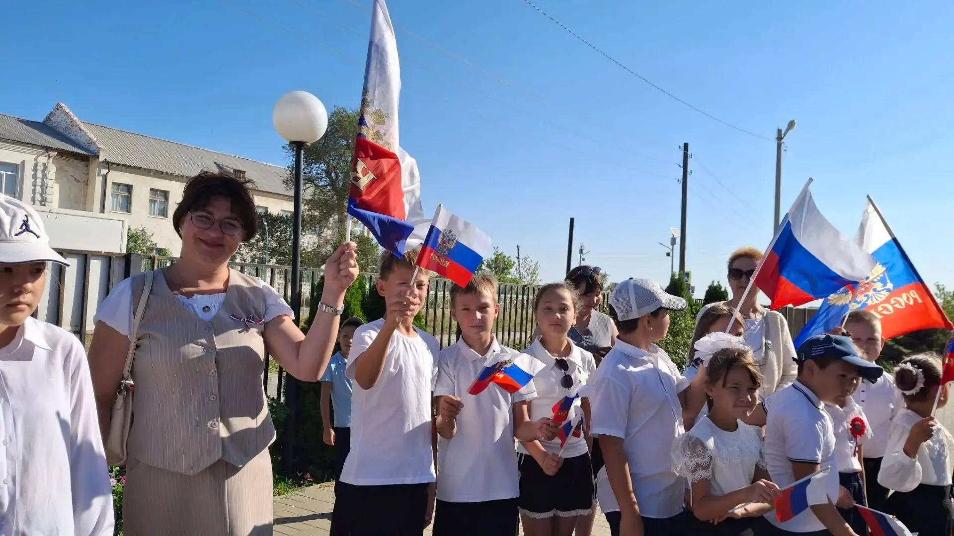 ‎🇷🇺 В преддверии Дня флага: торжественная линейка в Марфинском Доме культуры