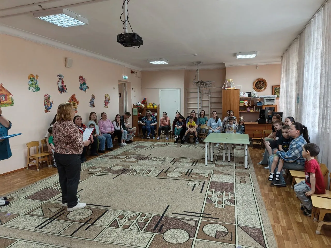 Дети из средней и младшей групп вместе с родителями отправились в увлекательное путешес...