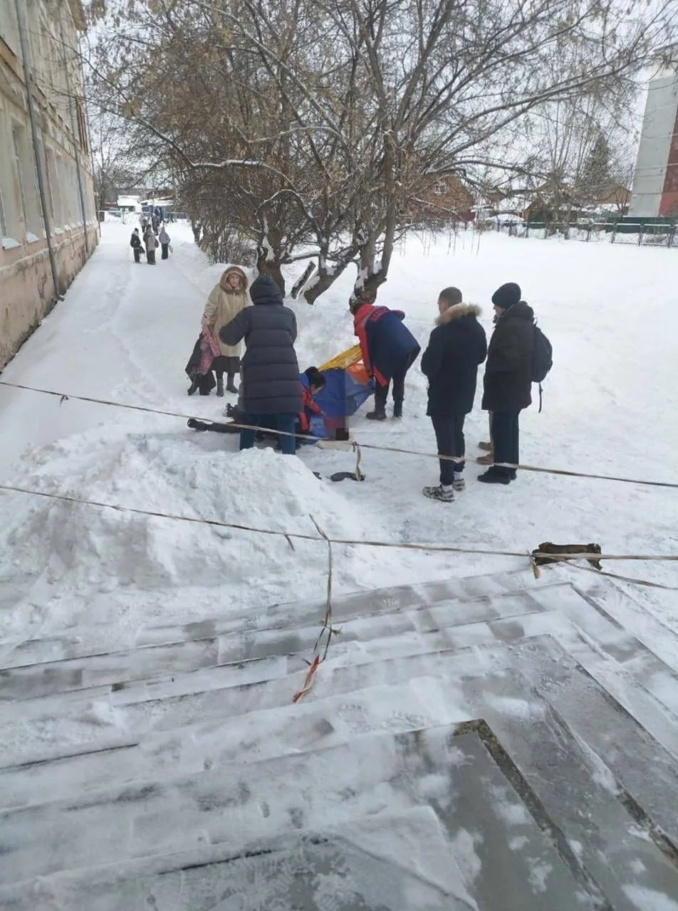 ⚡️Ученик выпал из окна третьего этажа школы в Омске, — МВД.

Инспекторы по делам несовершеннолетних 