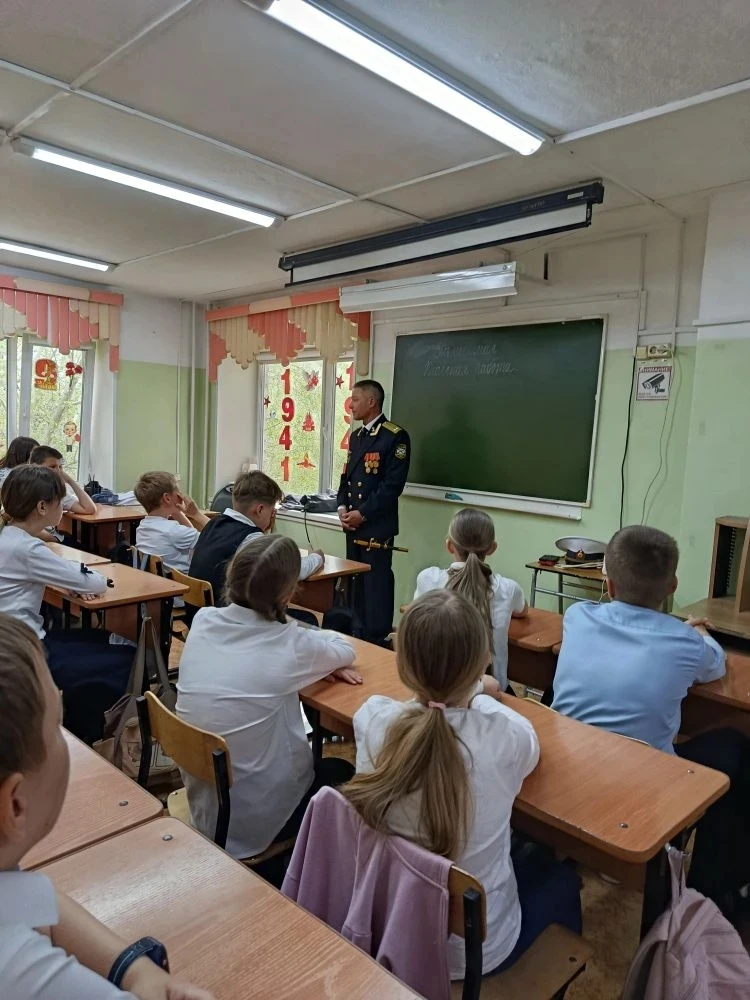 🚀 Сегодня в нашей школе прошёл особенный урок мужества, который провёл подполковник мо...