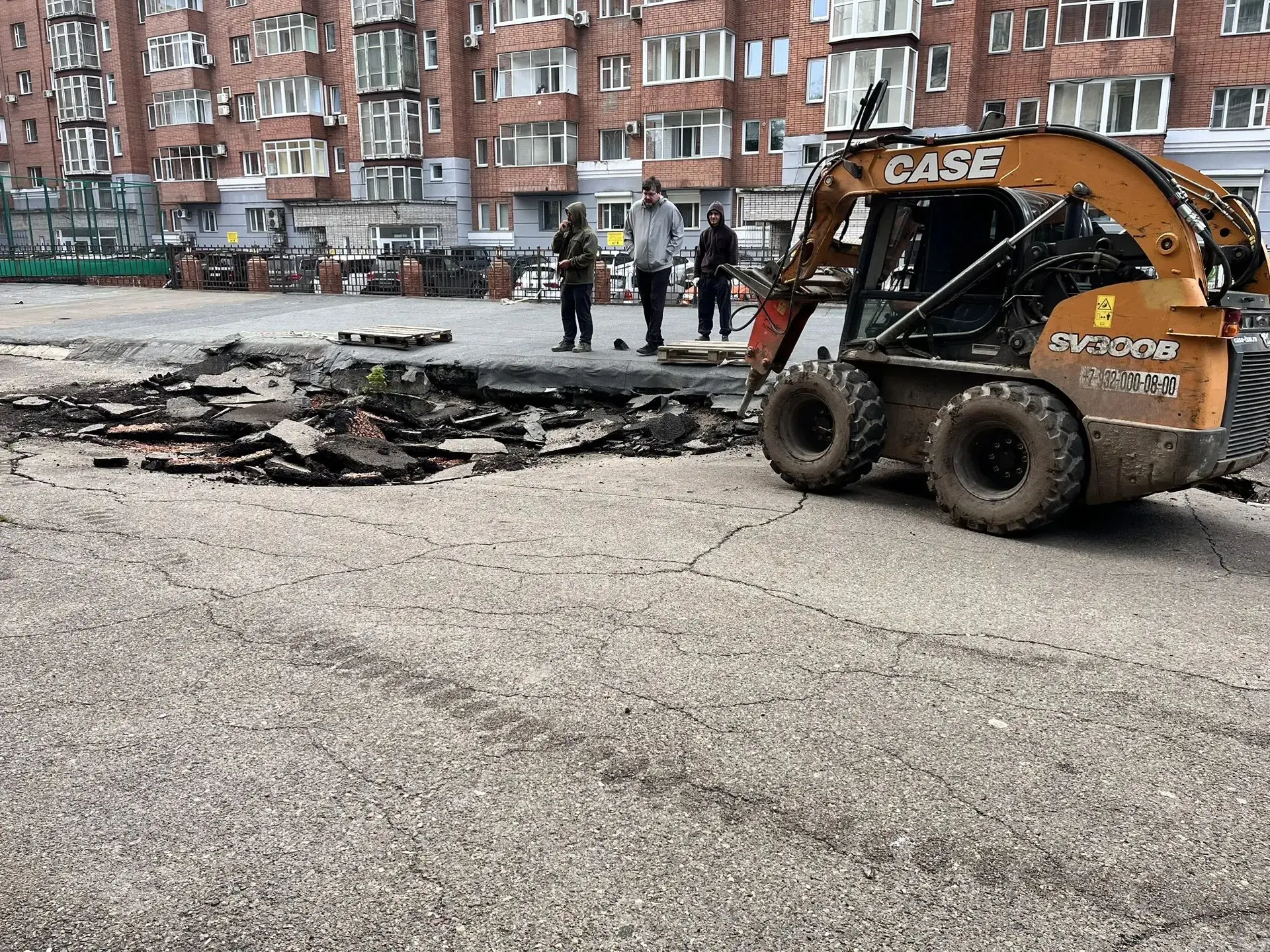 Управляющая компания приступила к противоаварийным работ на месте проседания грунта воз...