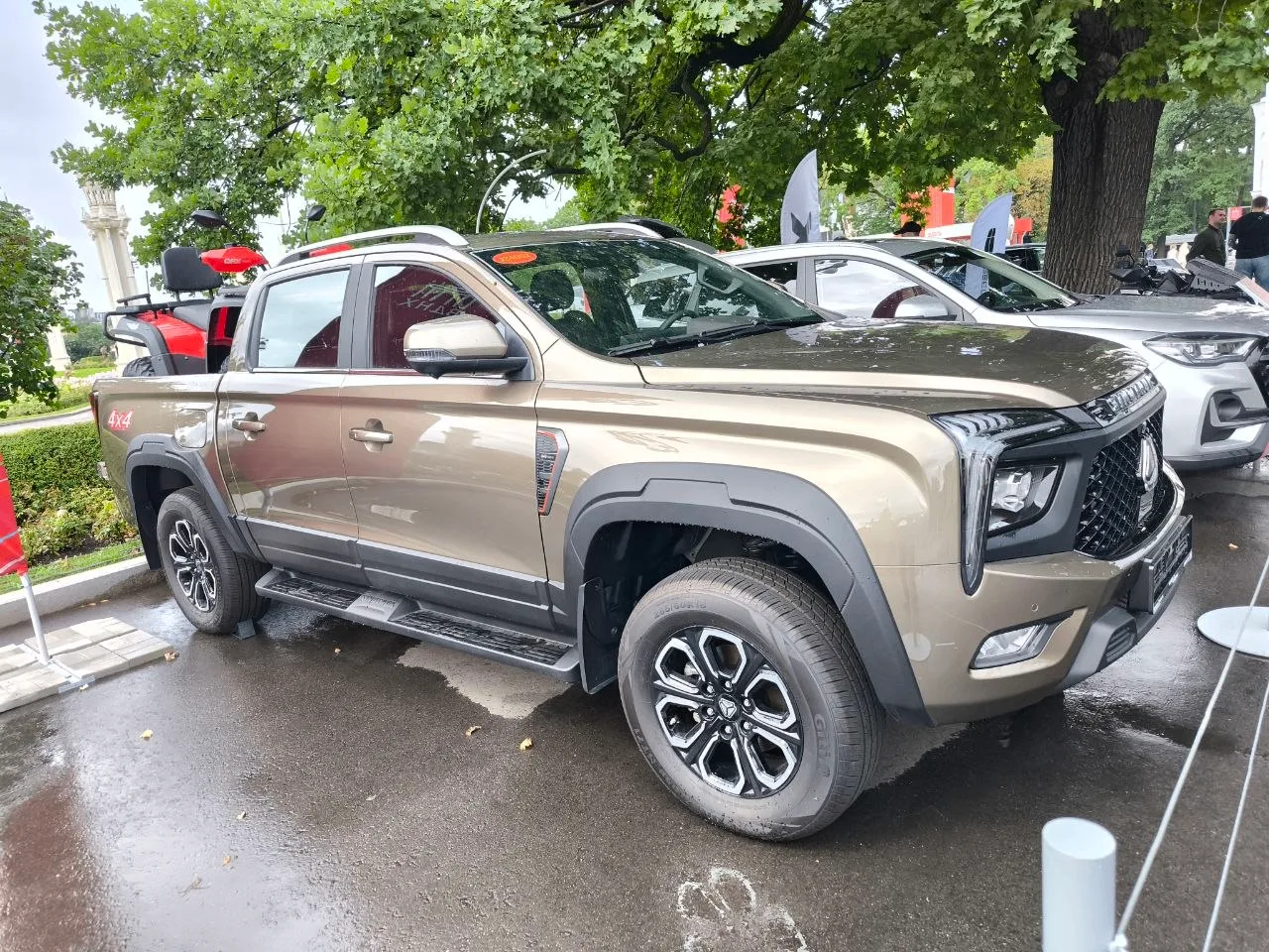 Первое явление широкой публике пикапа Sinotruk S7. Цену называть пока опасаются, но намекают на 3,5 