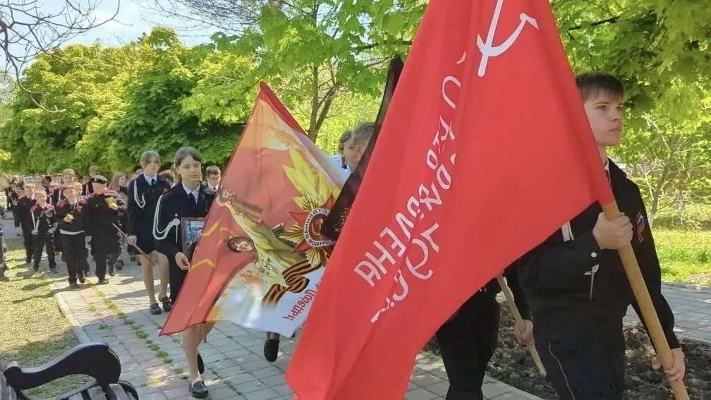 В МБОУ СОШ №15 прошла торжественная акция «Бессмертный полк».  Почти 600 учеников, педагоги и работн
