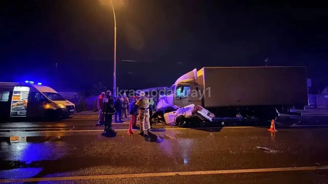⚡️Сегодня ночью на улице Мира в станице Петропавловской (Курганинский район) 19-летний водитель ВАЗ-