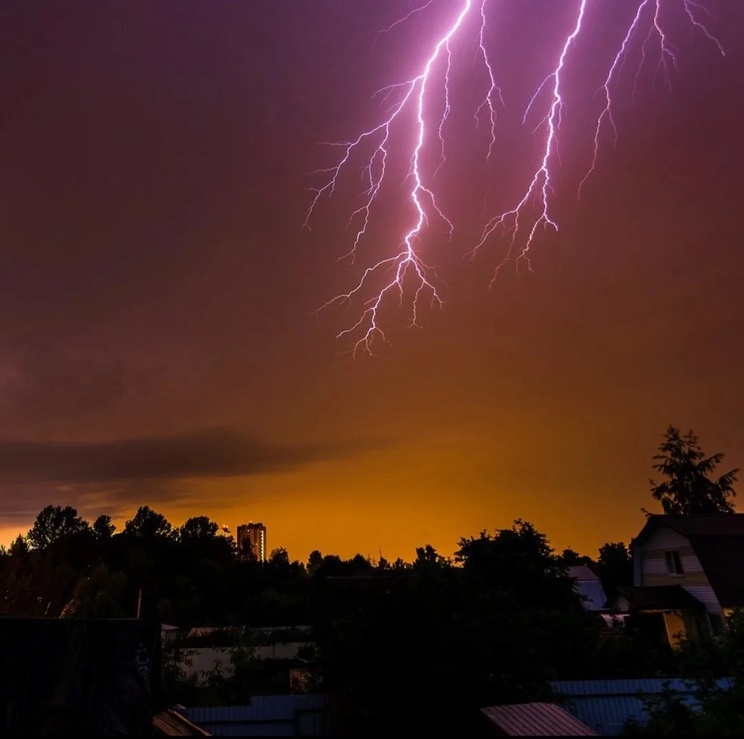 ⛈️ Сильные дожди и грозы обрушатся завтра на Подмосковье, — синоптики