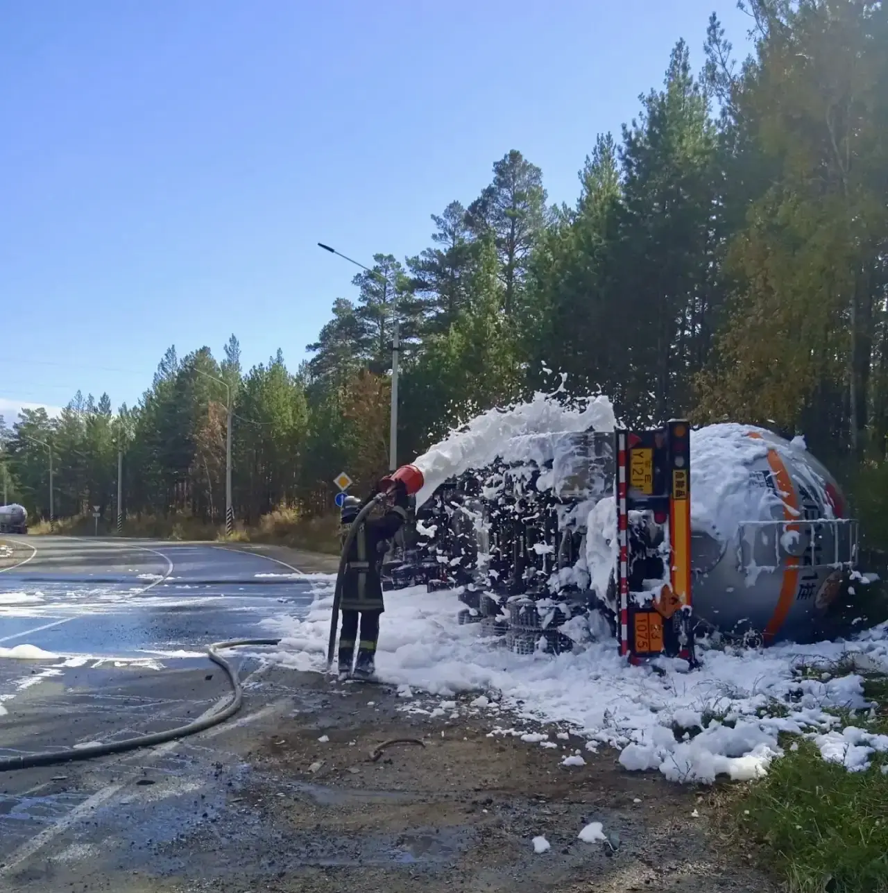 На Агинском тракте, напротив "Лады -центра", произошло ДТП с опрокидыванием бензовоза. ...