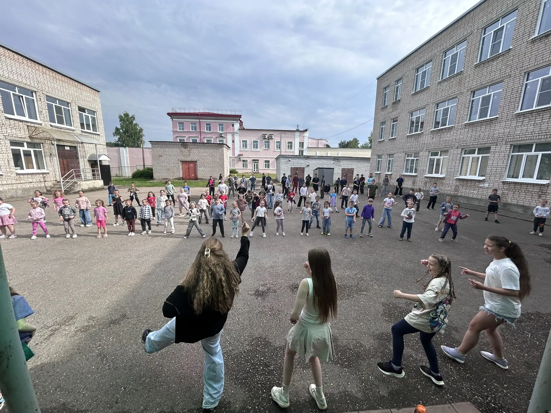 День в пришкольном лагере стартует бодро! Под зажигательную музыку ребята собираются на...