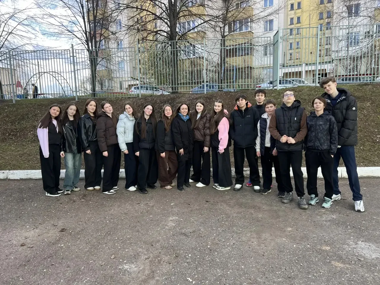 Целую неделю мы наводили порядок на пришкольной территории — всё делали Своими руками! ✨🧹 Масштабный
