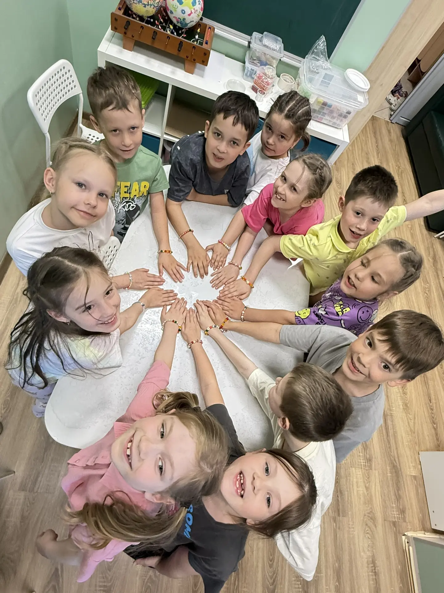 Лето уже здесь! ☀️  
Как ваши дети проводят каникулы?
🌿 Гуляют на улице  
🎨 Творят дома  
🤸‍♂️ Хо