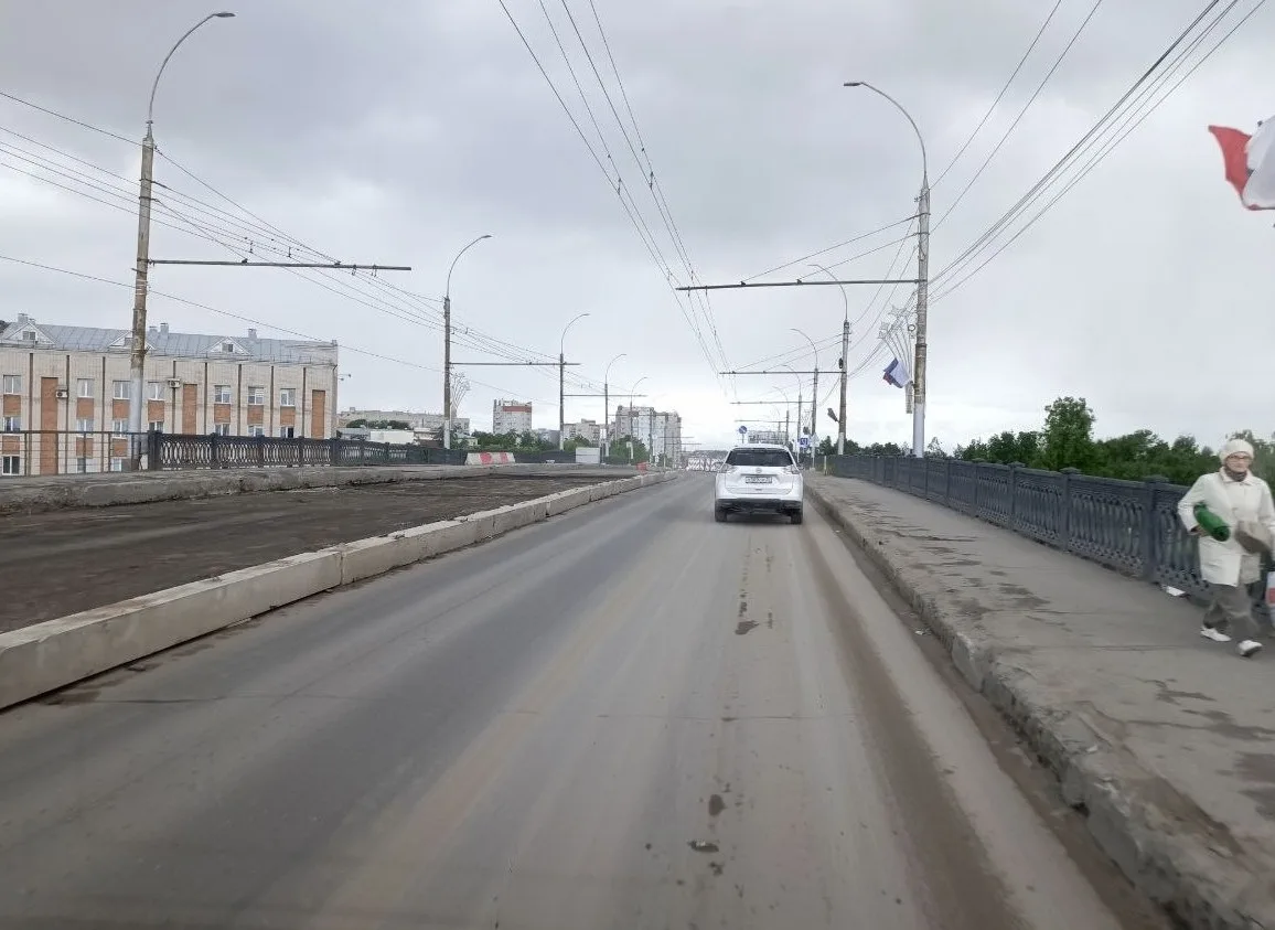 Стихия на Горбатом мосту  Между этими фото - две минуты движения и буквально 10 метров. Толпящие маш