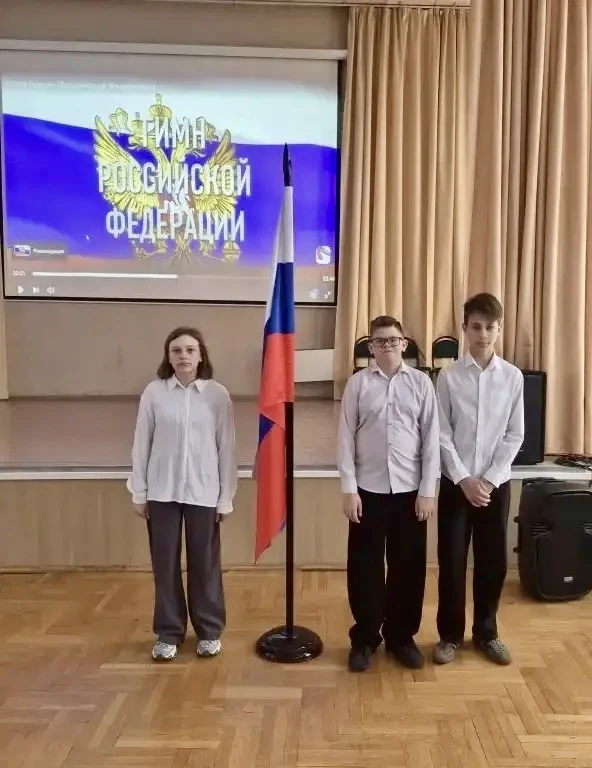 🇷🇺 Старт учебной недели дан   По традиции начинаем её вместе: с церемонии поднятия Государственного 