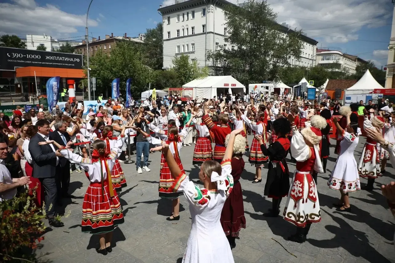 На улице Ленина стартовал форум сибирского гостеприимства «Дикоросы», объединивший пред...