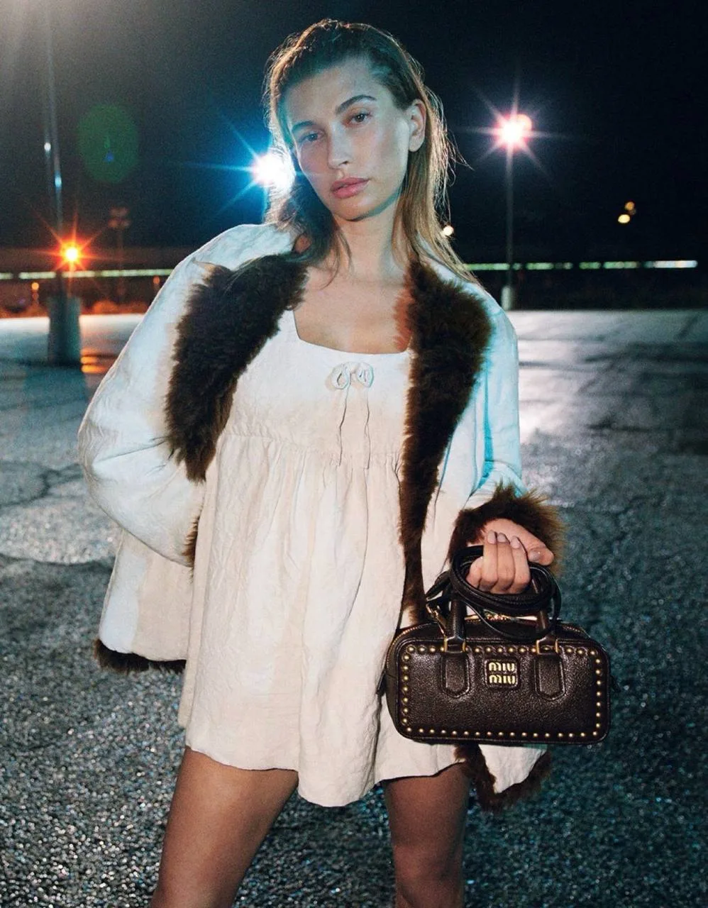 Хейли Бибер официально пополнила ряды Miu Miu girls, снявшись в новом осеннем кампейне бренда.Здесь 