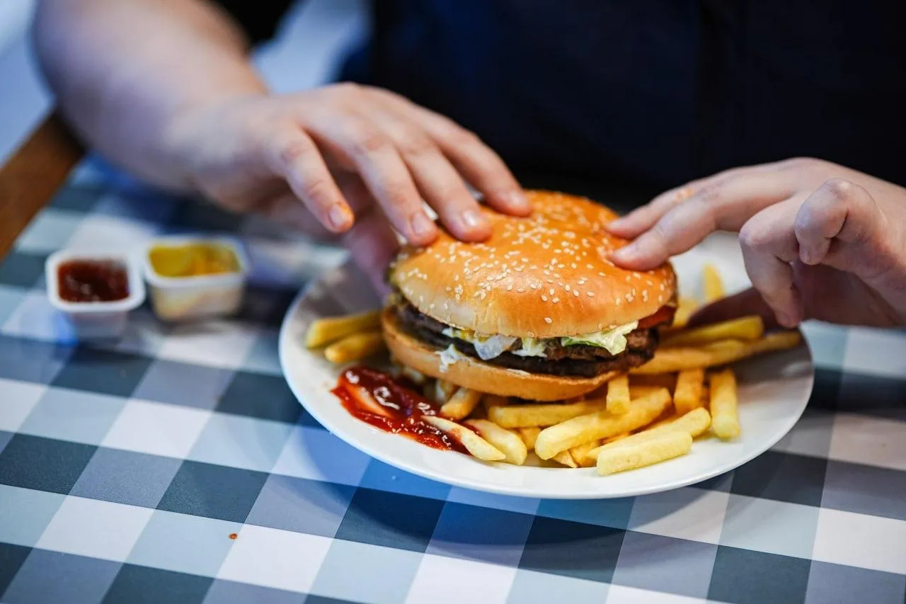 🍔 Роскачество выявило нарушения в бургерах ряда популярных сетей

Кишечную палочку обнаружили в про