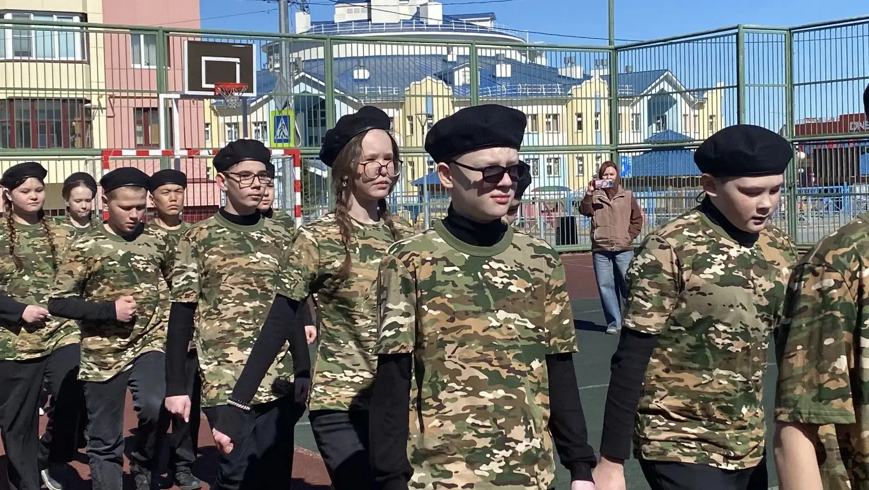 В нашей школе 16 мая прошёл яркий и торжественный смотр строя и песни! 🎉🎖️   В нём приняли участие у