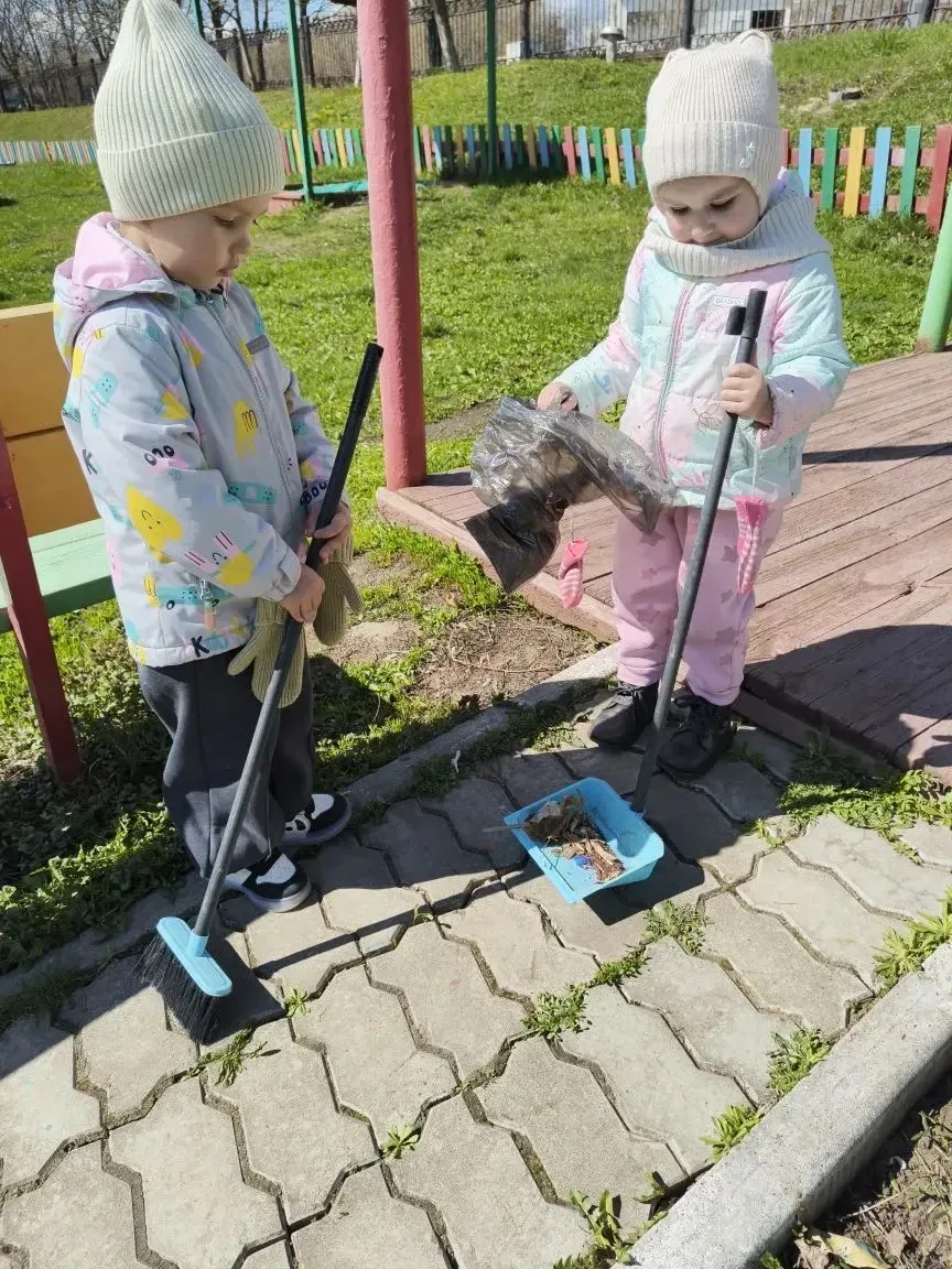 Маленькие помощники — большие дела! 💪🧹Сегодня в нашем детском саду прошел настоящий «...