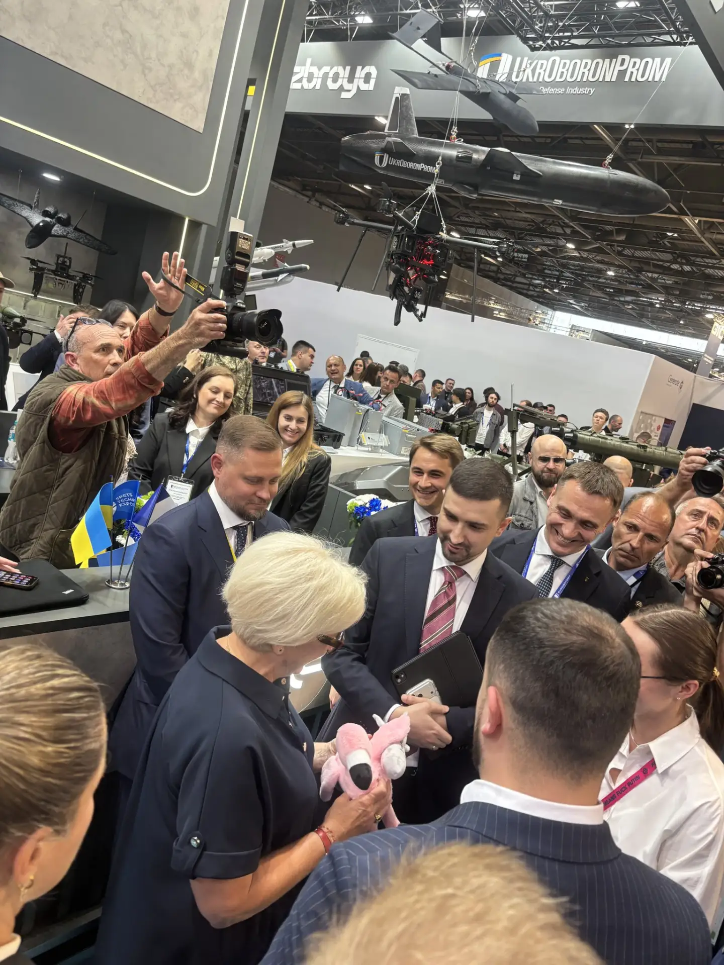 На военной выставке Eurosatory 2026 в Париже украинцы подарили министру обороны Франции Катрин Вотре
