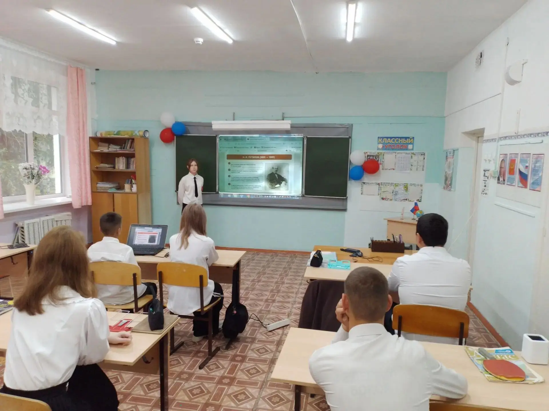 🇷🇺 Новая учебная неделя в нашей школе началась торжественно!