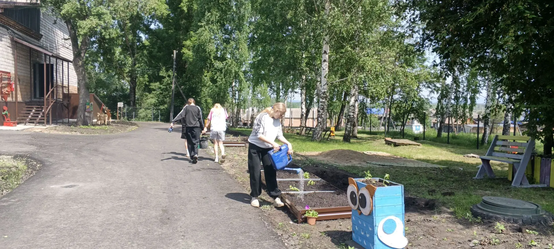 Сегодня наш трудовой отряд продолжил высадку цветов. День выдался по-настоящему жарким,...