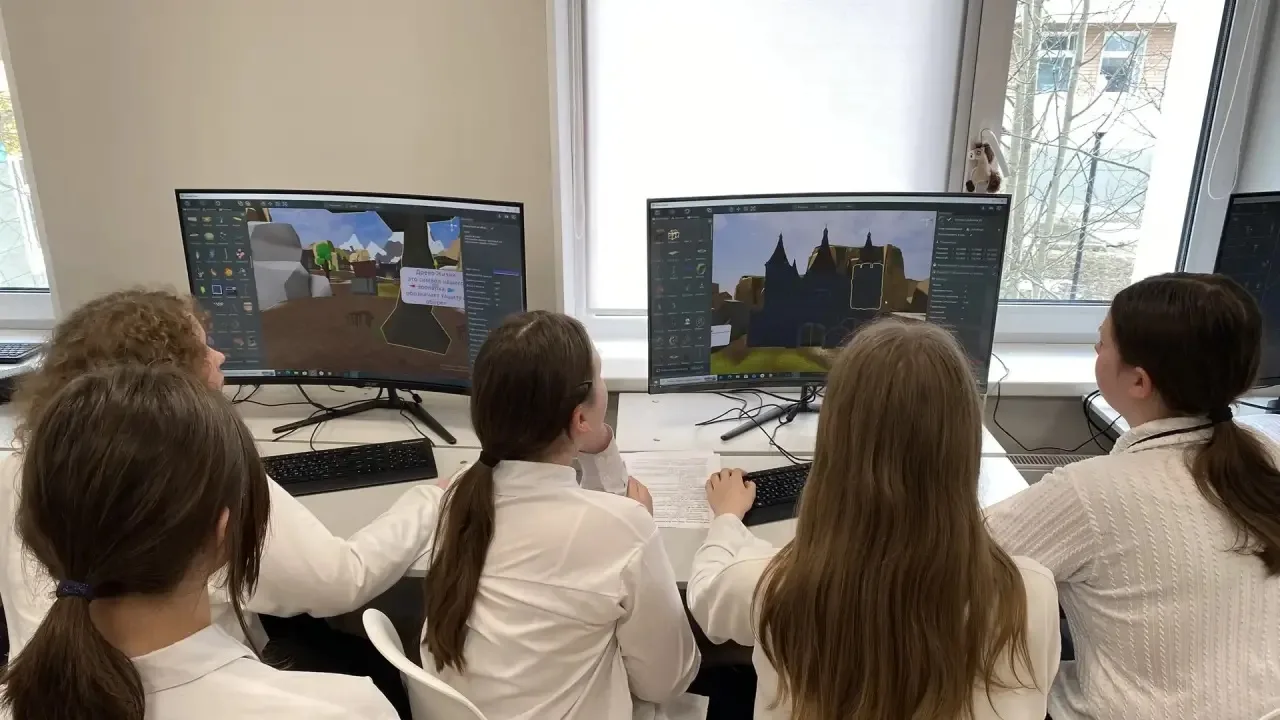 🏆 В нашей школе прошел второй VR-хакатон «Мой мир. Мои правила»! 🎮  5 мая ученики 6а, 6б и 6г классо