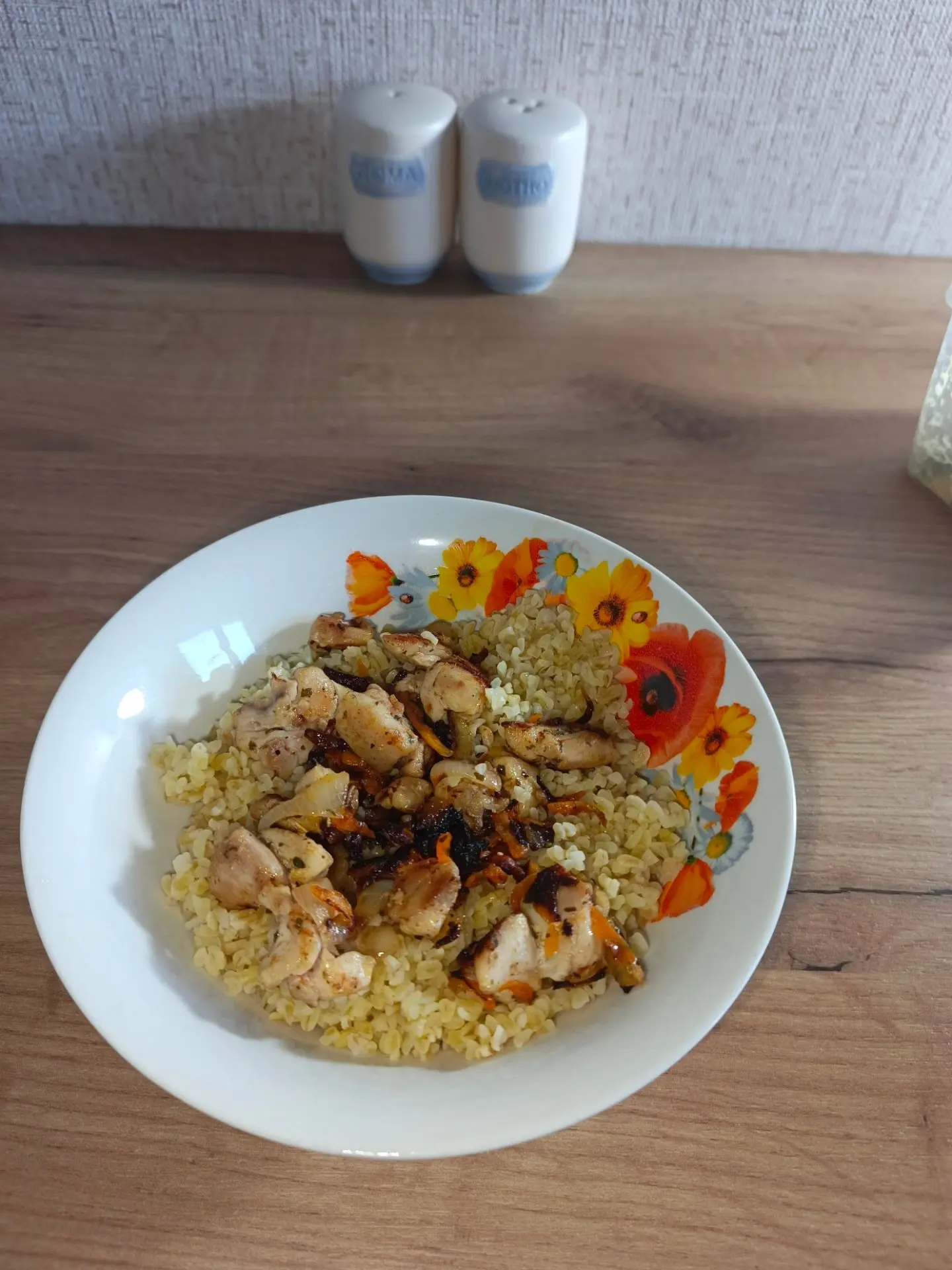 На ужин сварила булгур 🍚 и пожарила курицу кусочками с морковкой 🍗