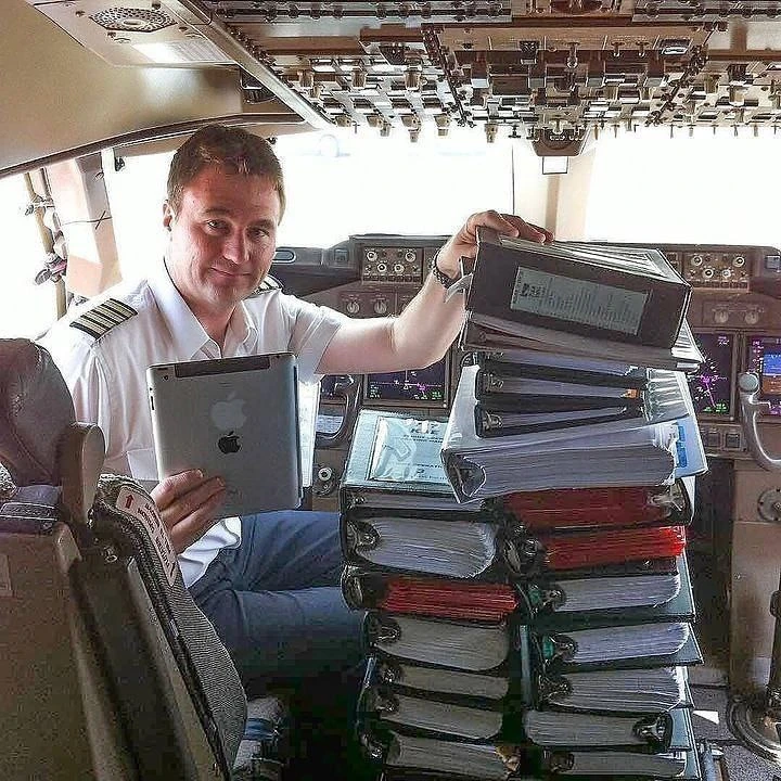 Все книжки "Как управлять самолетом?" теперь вмещаются в "Айпедик" 🤣