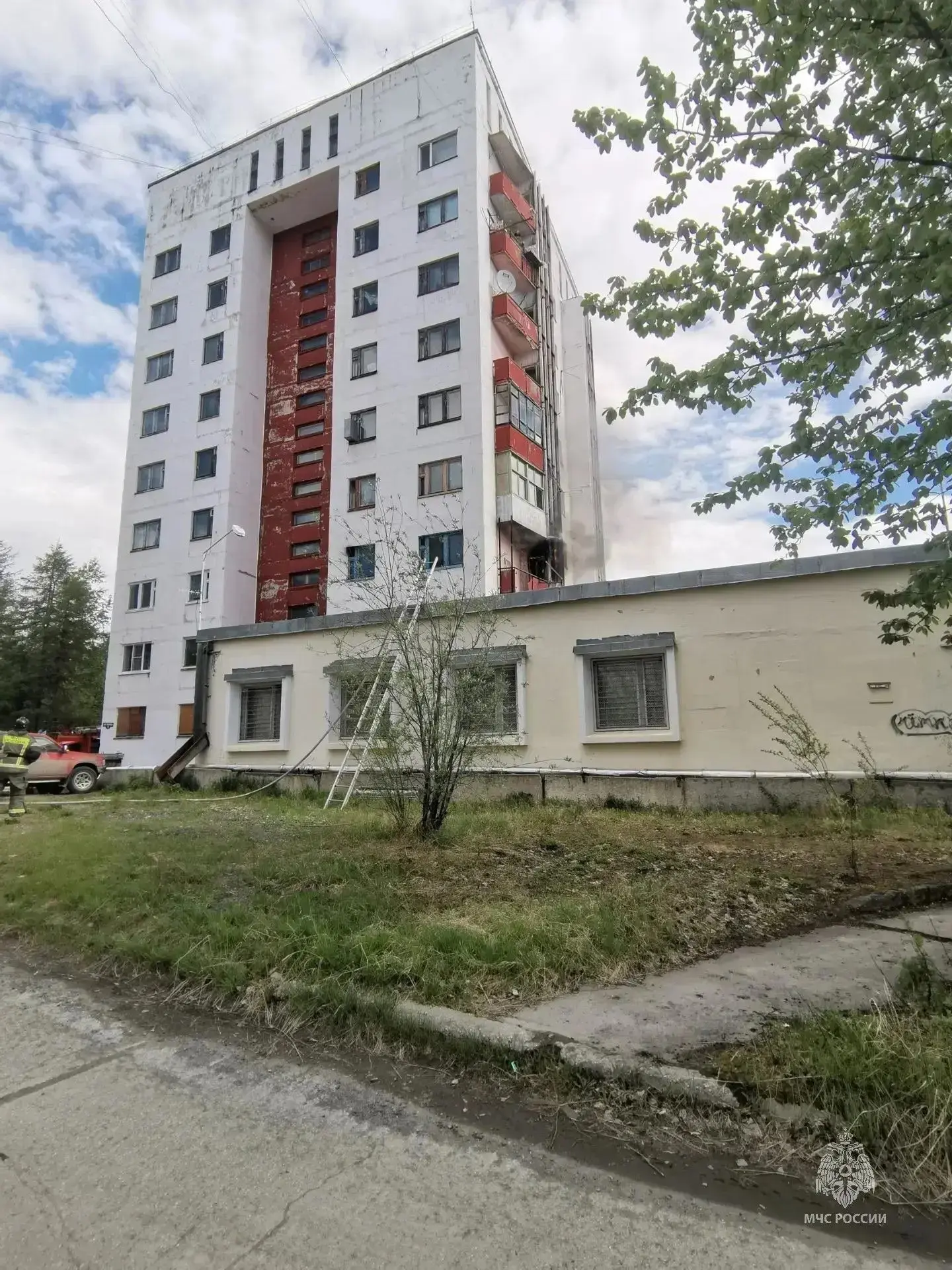 ❗️18 человек эвакуированы из горящей девятиэтажки в поселке Синегорье