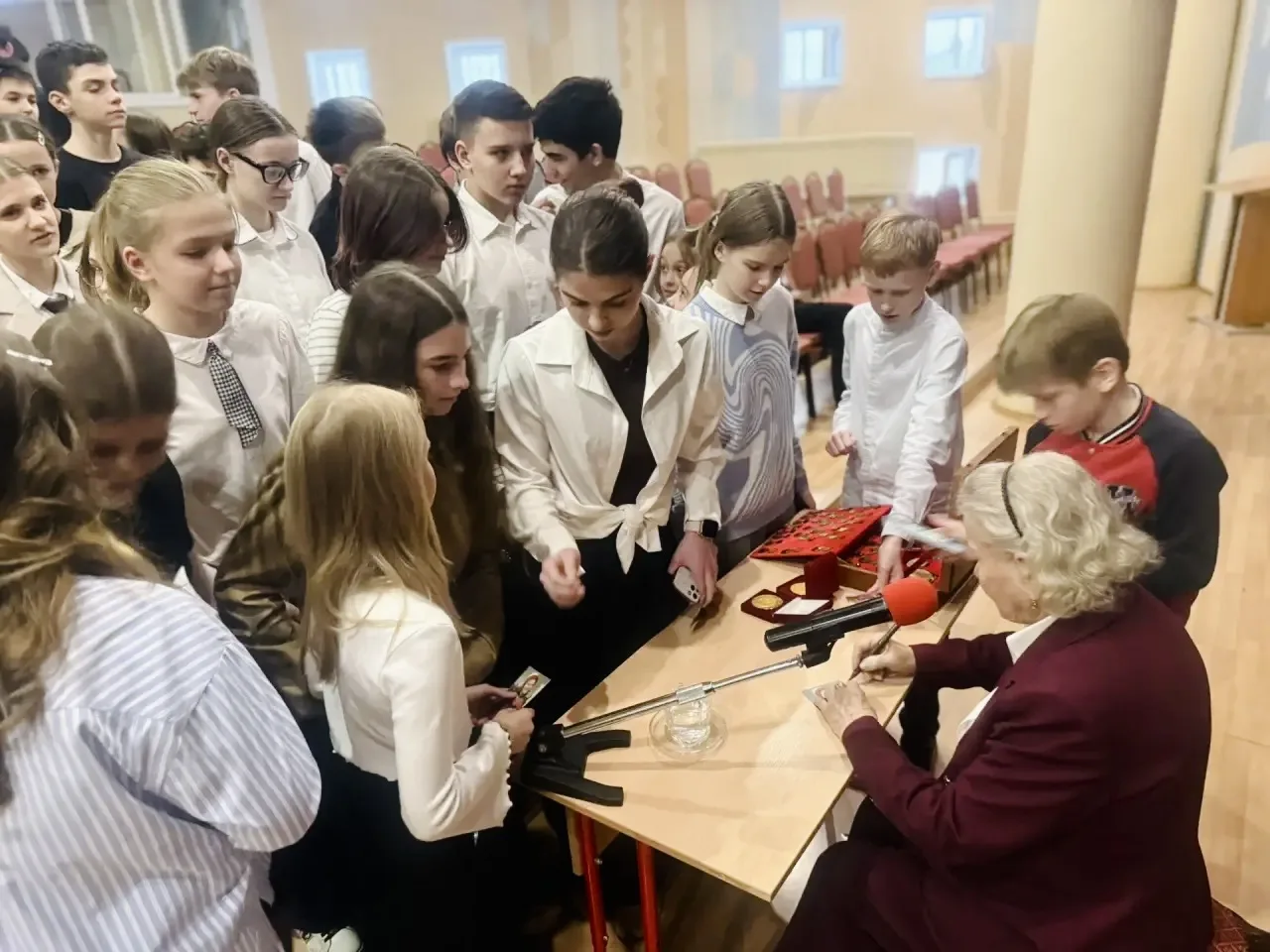 🏆Урок с чемпионом: встреча с легендой конькобежного спорта!   Вчера в нашей школе состоялось по‑наст