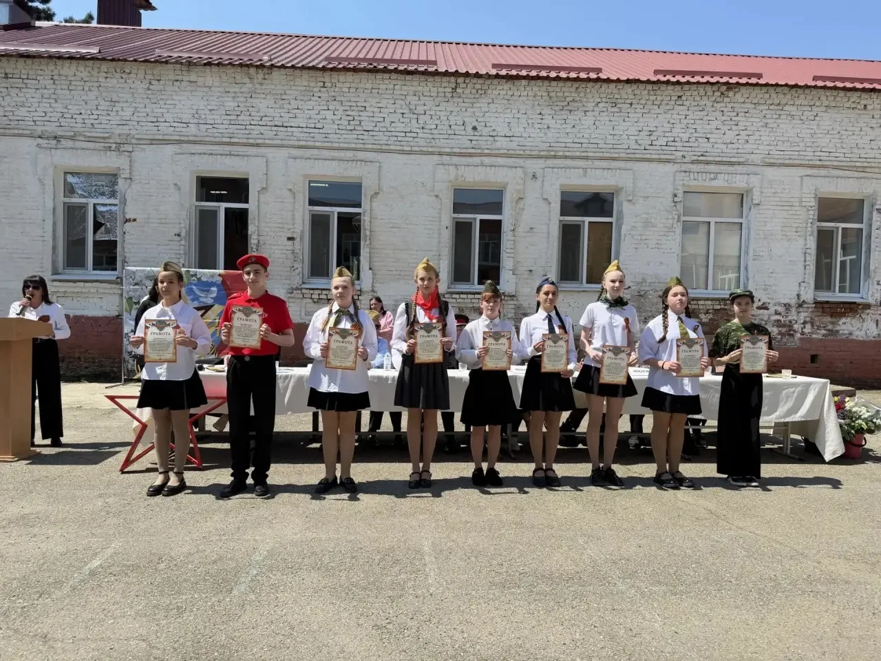 В нашей школе прошёл смотр строя и песни, приуроченный к 81-й годовщине Великой Победы 🇷🇺  В преддве