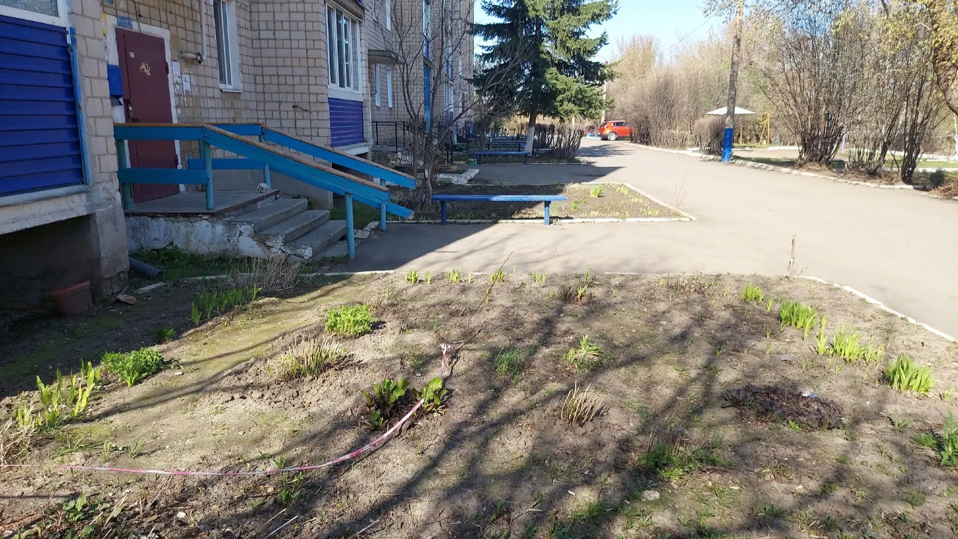 Уважаемые жители дома по ул. Молодежная 21"б" ,которые украсили свои клумбы автопокрашками, а их не 