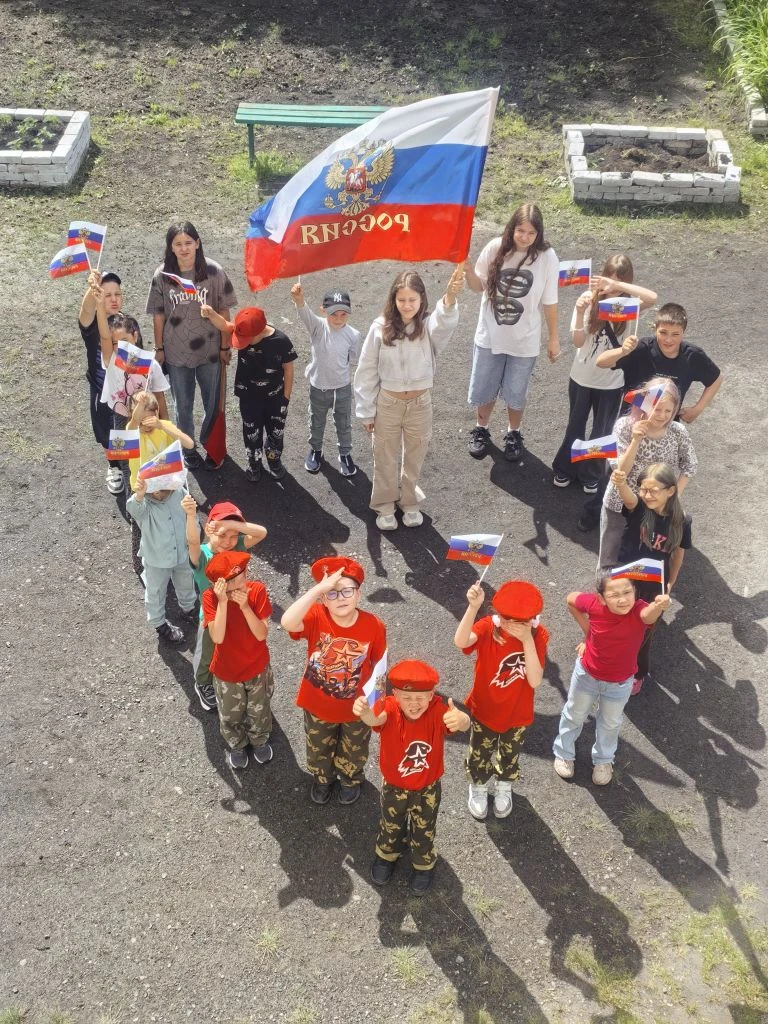 🇷🇺В нашем лагере сегодня особенный день! В честь Дня России мы выстроили «Хоровод дружбы» в форме 