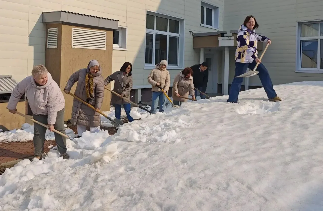 🧹 В МАОУ СОШ №6 города Южно-Сахалинска прошла первая «Чистая пятница» ❄️   ✨В рамках акции учителя н