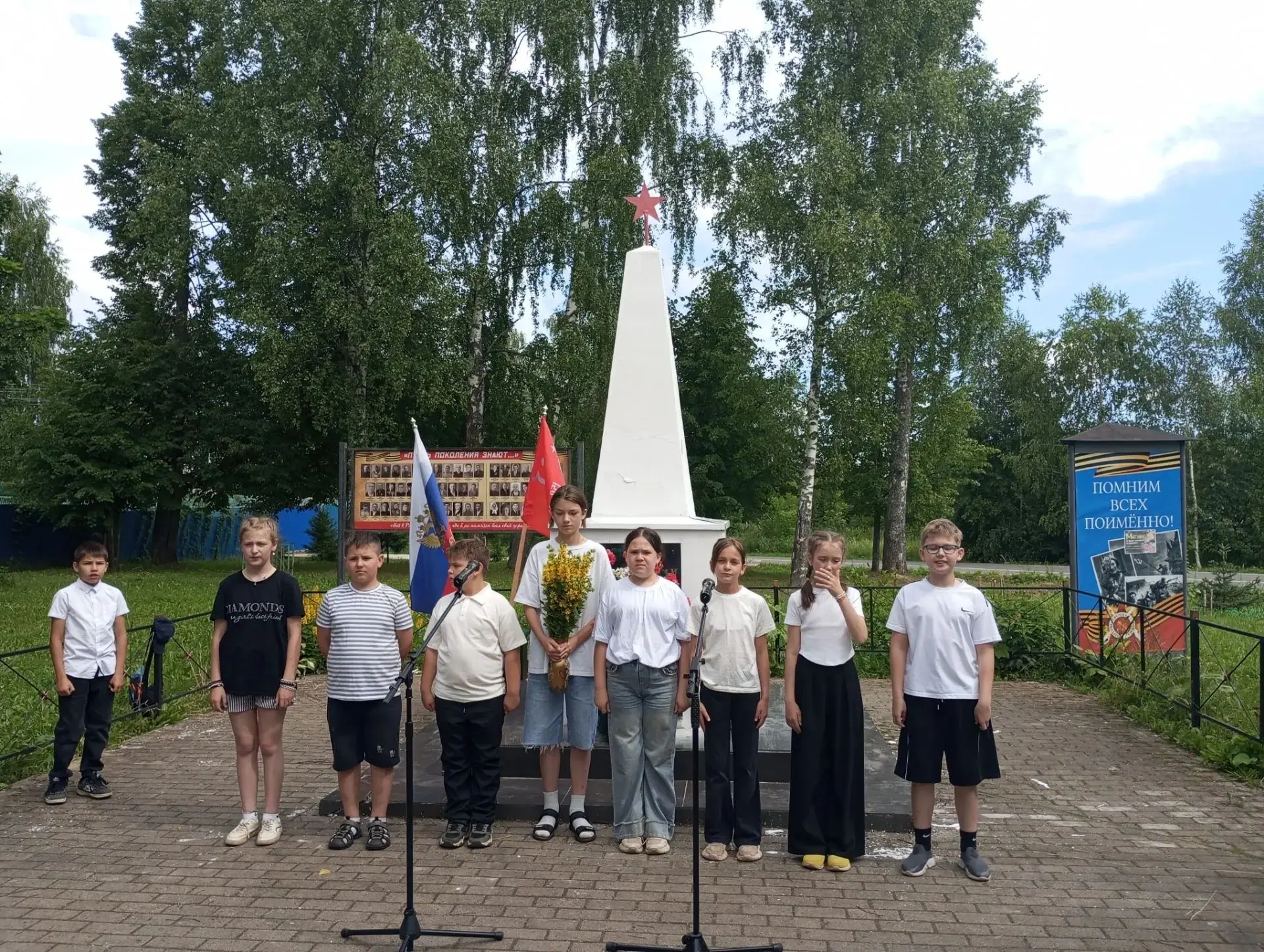 🍒 В сквере села Первомайский у обелиска погибшим односельчанам в годы Великой Отечеств...