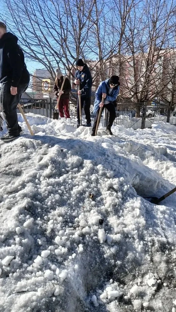 ❄️ Весенние каникулы с пользой: ребята наводят порядок на школьной территории!  Даже во время весенн