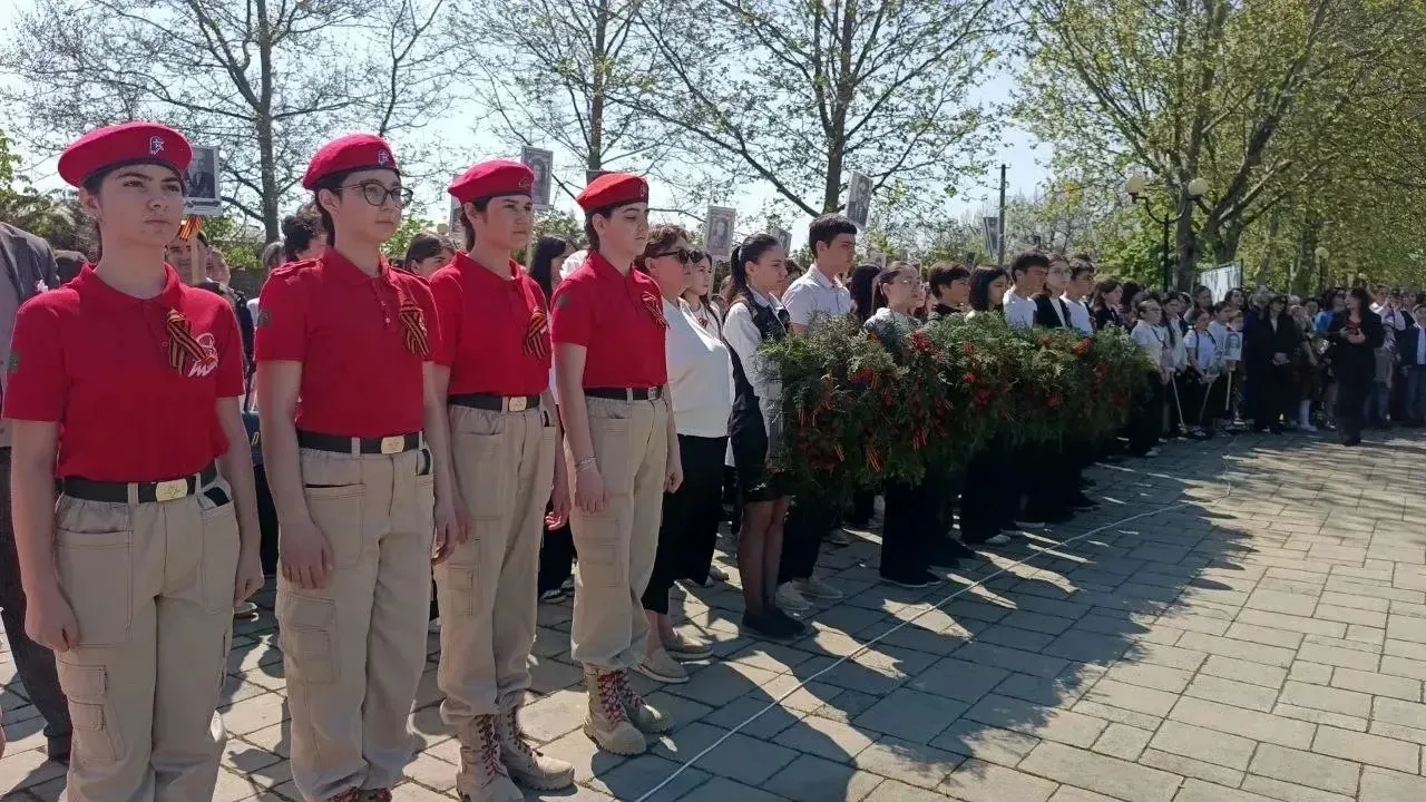 Сегодня, 9 мая, обучающиеся и педагоги нашей школы приняли участие в митинге, посвященн...