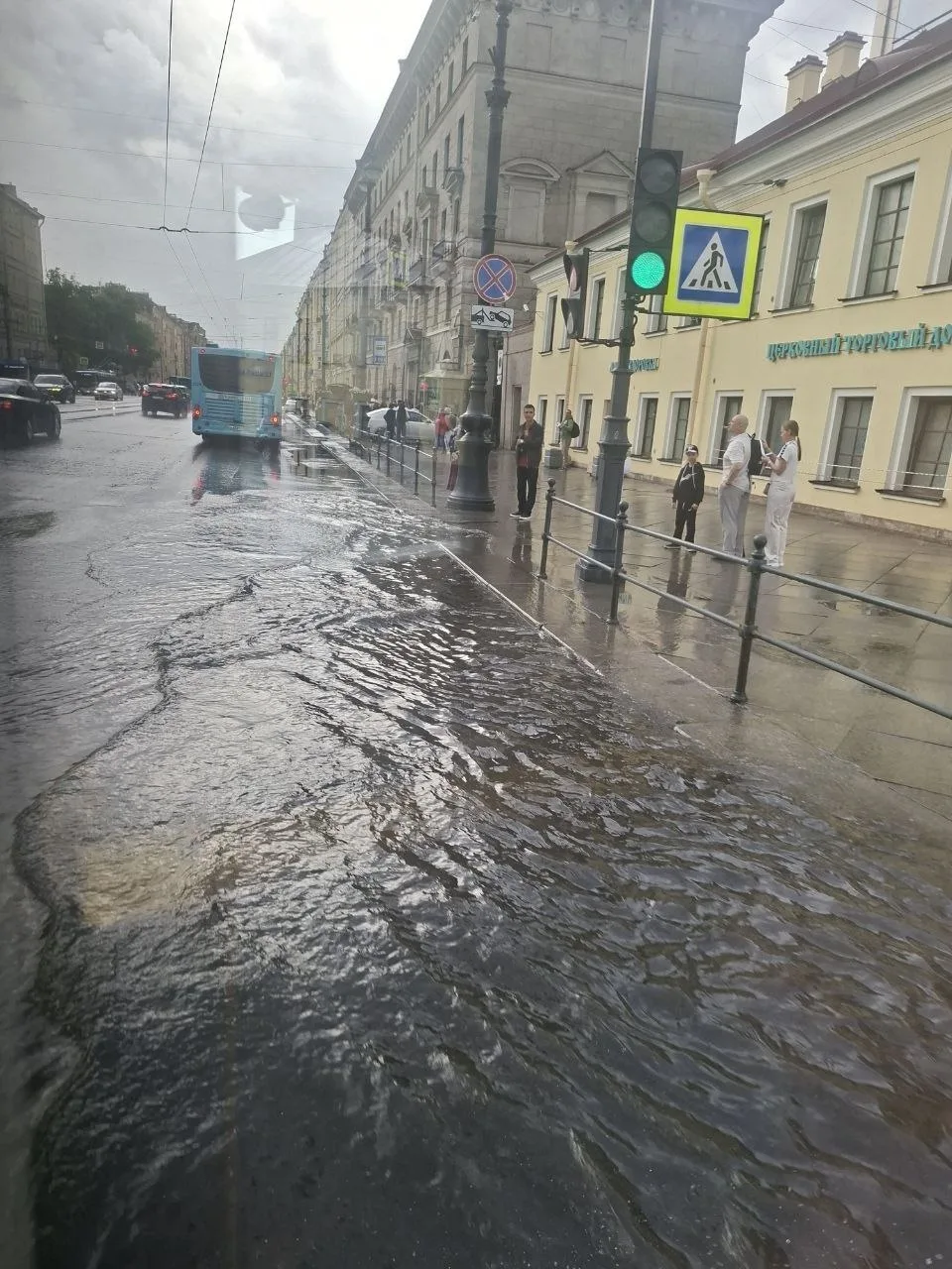 ⚡Мощный ливень подтопил площадь Александра Невского