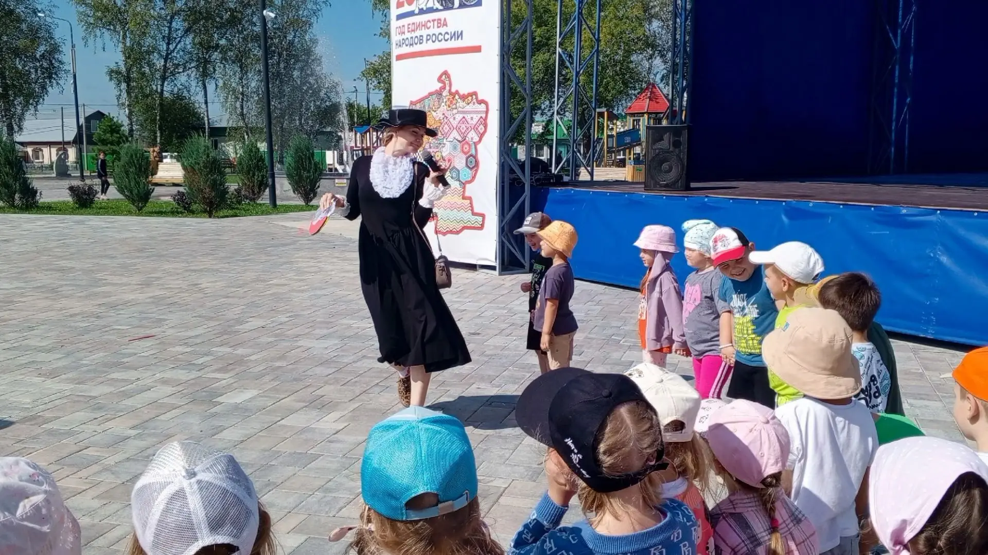 Воспитанники групп «Карамельки» и «Озорники» побывали на Дне рождения🎉  у 🚥 Светофора. 

5 августа
