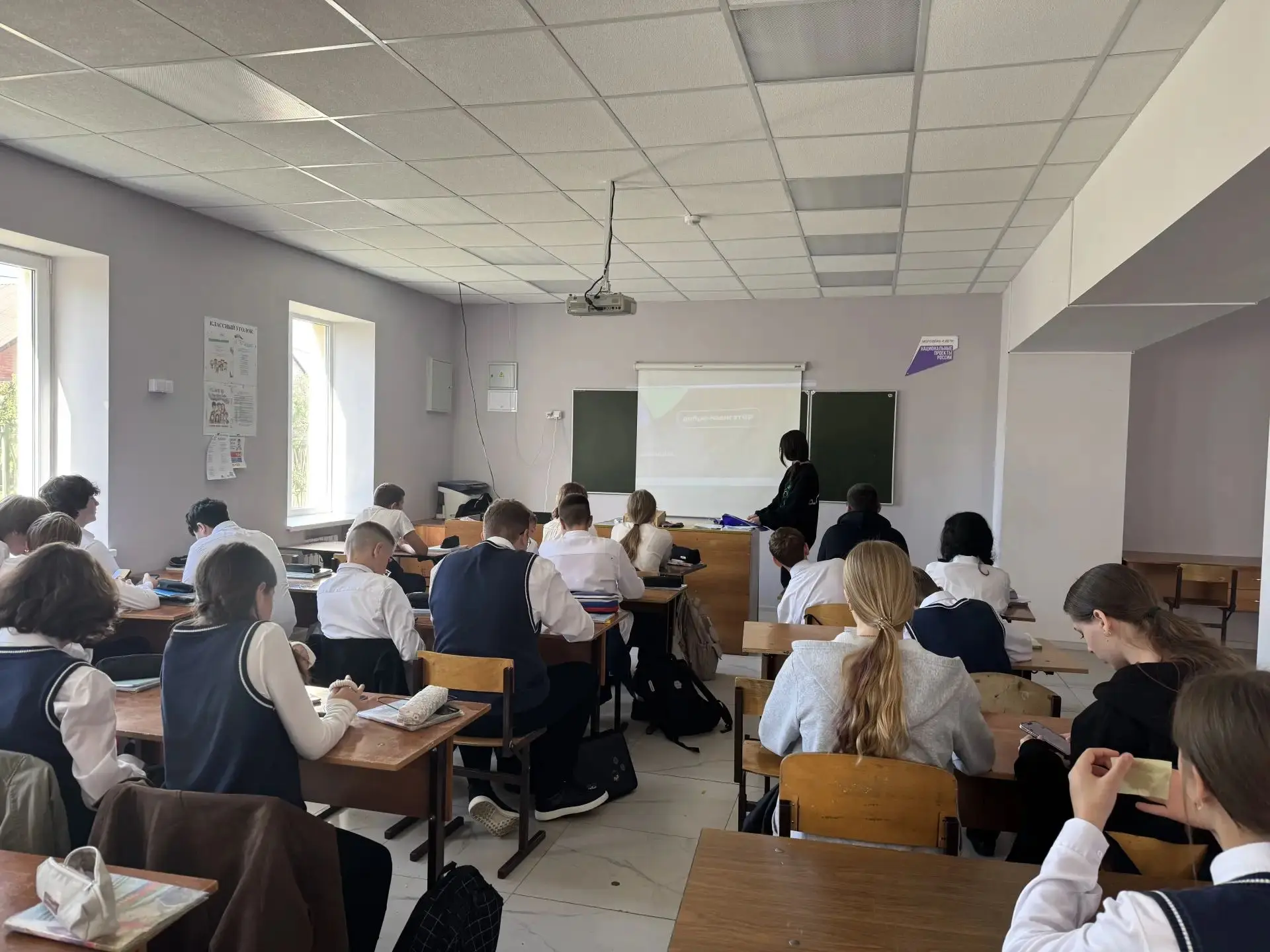 Специалисты управления по делам молодёжи провели для ребят МОБУ СОШ № 7 «Доброурок», по...