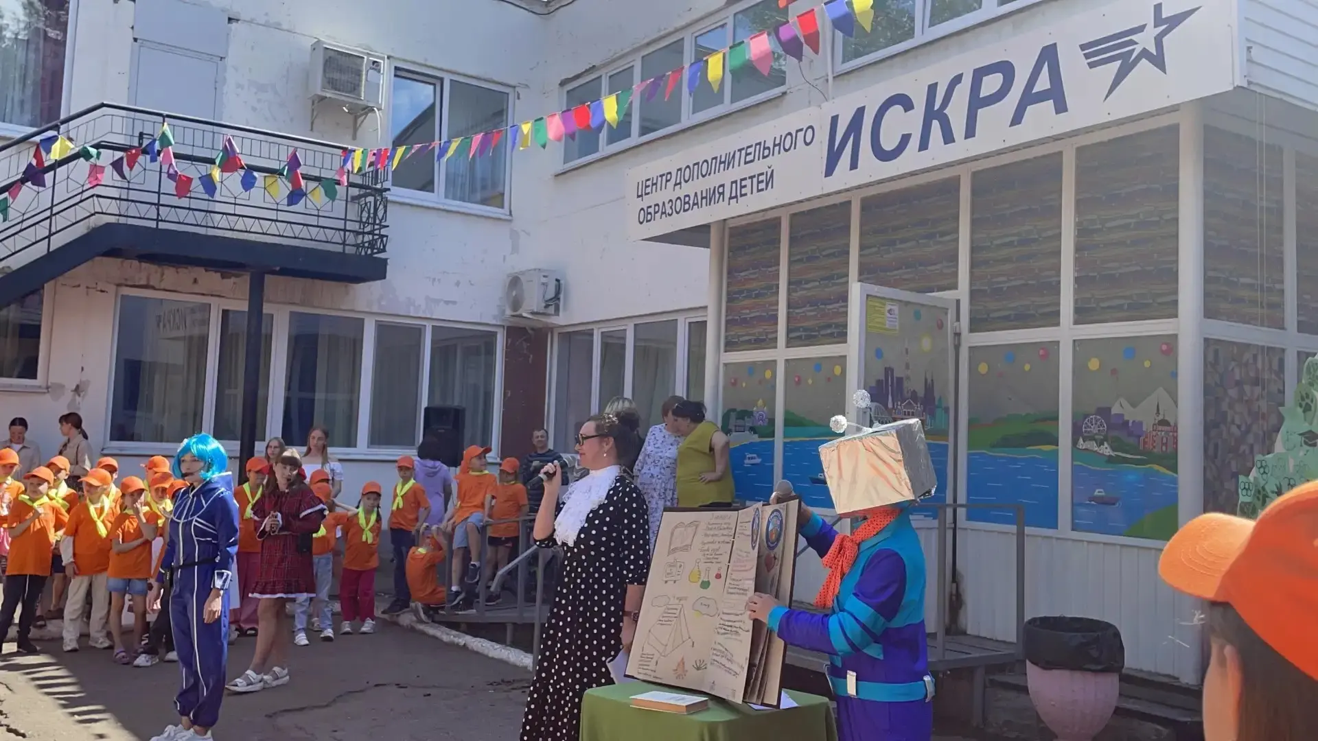 В лагере «Искорки» завершилась смена «Остров детства»! 
25 июня состоялась торжественная линейка, по