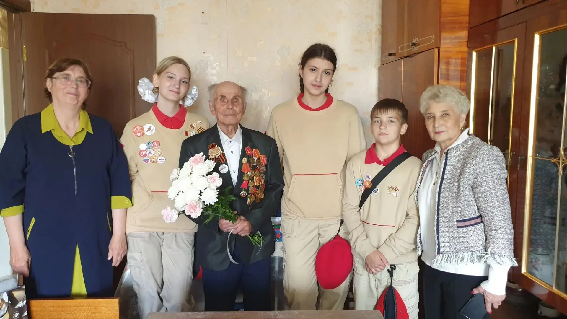 Юнармейцы нашего лицея сегодня поздравили с 97-летием ветерана Великой Отечественной войны, труженик