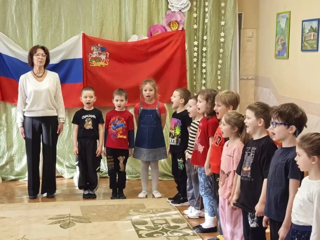 Утро понедельника подготовительные группы Дошкольного отделения 19 начали с беседы о символах госуда