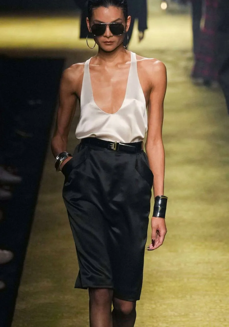 Самый модный топ лета — с глубоким вырезом, как в коллекции Saint Laurent

Еще классный пример, как 